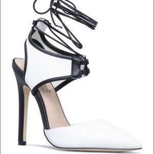Taara Lace up pump